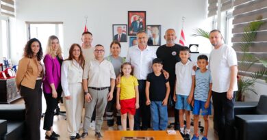 Gazimağusa Belediye Başkanı Uluçay, mahallelerinde çevre temizliği yapan çocuklara teşekkür etti
