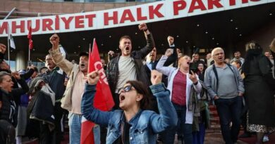 Partililer, CHP Genel Merkezi önünde toplandı