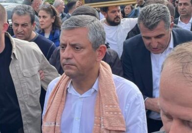 SON DAKİKA | CHP Genel Merkezi’nden ayrılan Özgür Özel, TBMM’ye yürüyor.