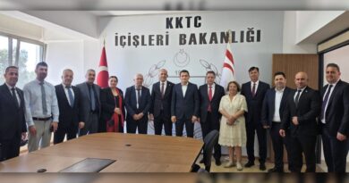 Oğuz, bakanlık merkezinde ve bağlı dairelerde görev yapan personelle bayramlaştı