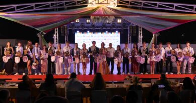 İskele’de dün akşam kostüm defilesi yapıldı…Festival Güzelleri seçildi