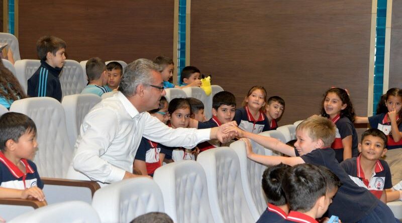 Cumhurbaşkanı Tufan Erhürman, tiyatro gösterilerini çocuklarla izledi